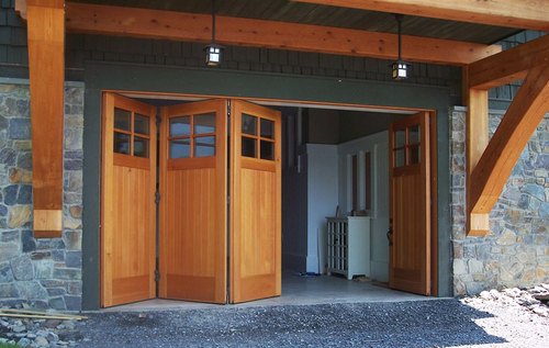 Дверь-гармошка может служить в качестве входной или гаражной